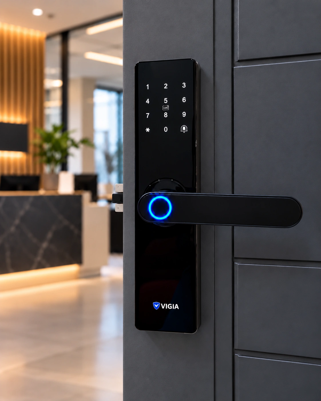 Cerradura inteligente VIGIA en puerta moderna
